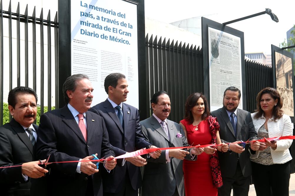 El Presidente Ejecutivo y del Consejo de Administración de EL UNIVERSAL, Licenciado Juan Francisco Ealy Ortiz, y el presidente del Senado, Pablo Escudero Morales (PVEM), inauguraron la muestra “EL UNIVERSAL: 100 Años de la vida de México” en las rejas que rodean la sede de la Cámara Alta. Foto: Lucía Godínez/EL UNIVERSAL