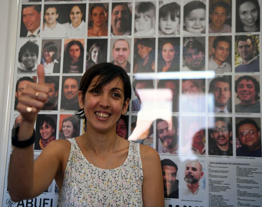 Adriana, niña apropiada durante la dictadura argentina (1976-1983), participa en una conferencia de prensa en la que se dieron detalles de su identificación. (FOTO: AFP PHOTO)