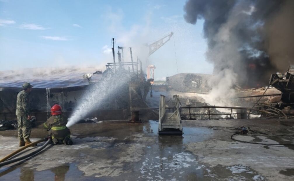 Controlan incendio en buque “Victoria” en Colima