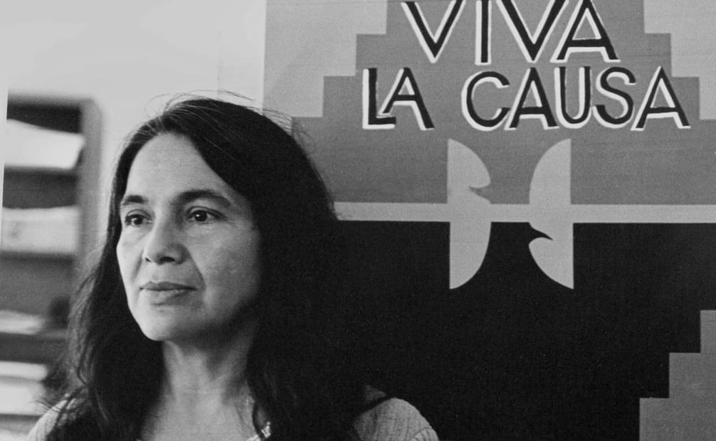 Foto: Retrato de la activista laboral Dolores Huerta, cofundadora del grupo United Farm Workers, con una bandera sindical que dice "Viva la Causa". Foto: Cathy Murphy/Getty Images.