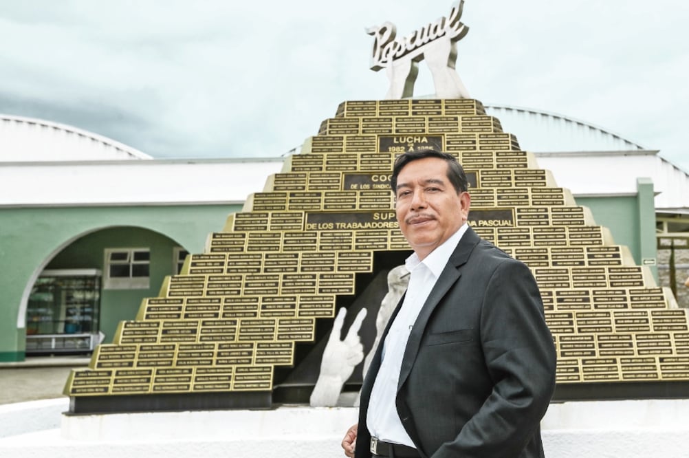 El nombre de cada uno de “los fundadores” está grabado en una pirámide que se encuentra en la planta de Tizayuca, dice Salvador Torres Cisneros, presidente de la Sociedad Cooperativa Trabajadores de Pascual. (Fotos: GERMÁN ESPINOSA)