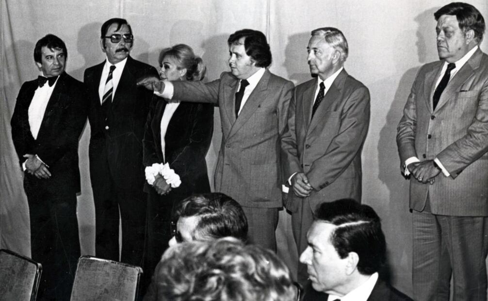 Toma de protesta de Paco Stanley como presidente de la Asociación Nacional de Locutores para el periodo 1982-1985. El locutor y animador ganó la contienda con 385 votos, evitando la reelección de Roberto Figueroa. Foto: Ignacio Mendoza/Archivo EL UNIVERSAL.