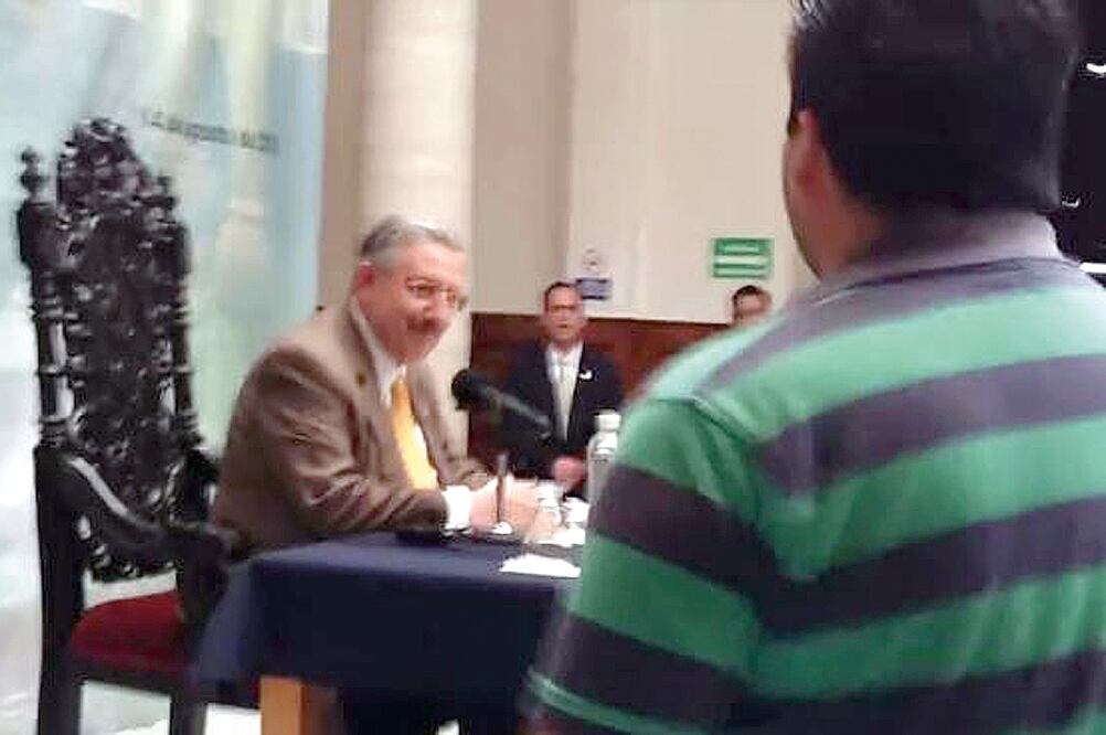 Jóvenes conservadores cuestionaron al juez: “¿Cuánto te pagaron por ceder ante la dictadura gay?”, en la Universidad de Guanajuato (FOTO: ESPECIAL)