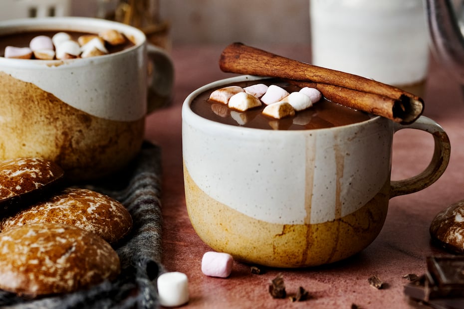 Un chorrito de Baileys aporta notas dulces y cremosas al chocolate caliente. Foto: Freepik