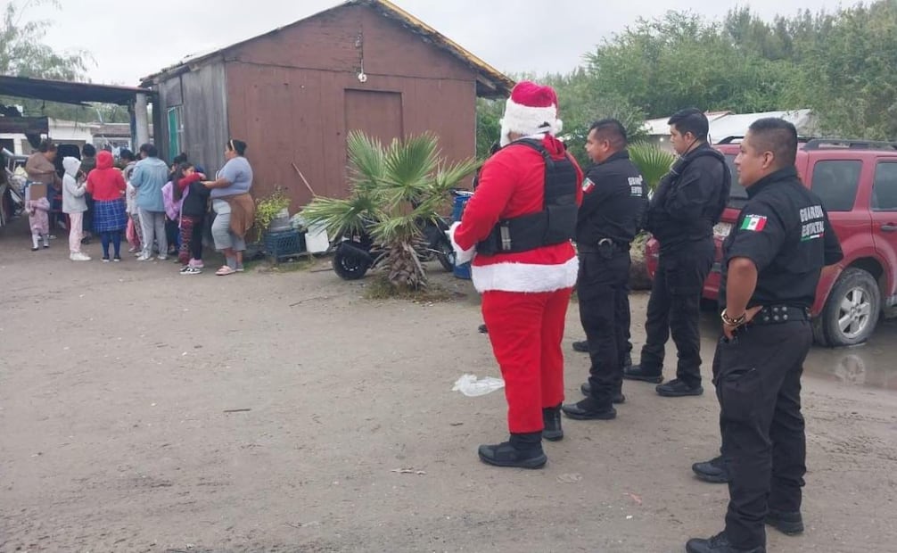 Policías de Tamaulipas llevan posadas navideñas a municipios del estado; entregan juguetes y dulces.
Foto: Especial.