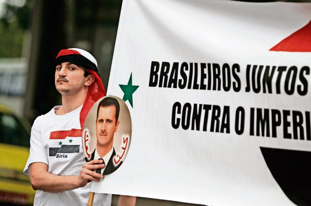 Un miembro de la comunidad árabe durante una protesta en Río de Janeiro contra Bashar al-Assad, presidente del gobierno sirio, en septiembre de 2013 (ARCHIVO. REUTERS)