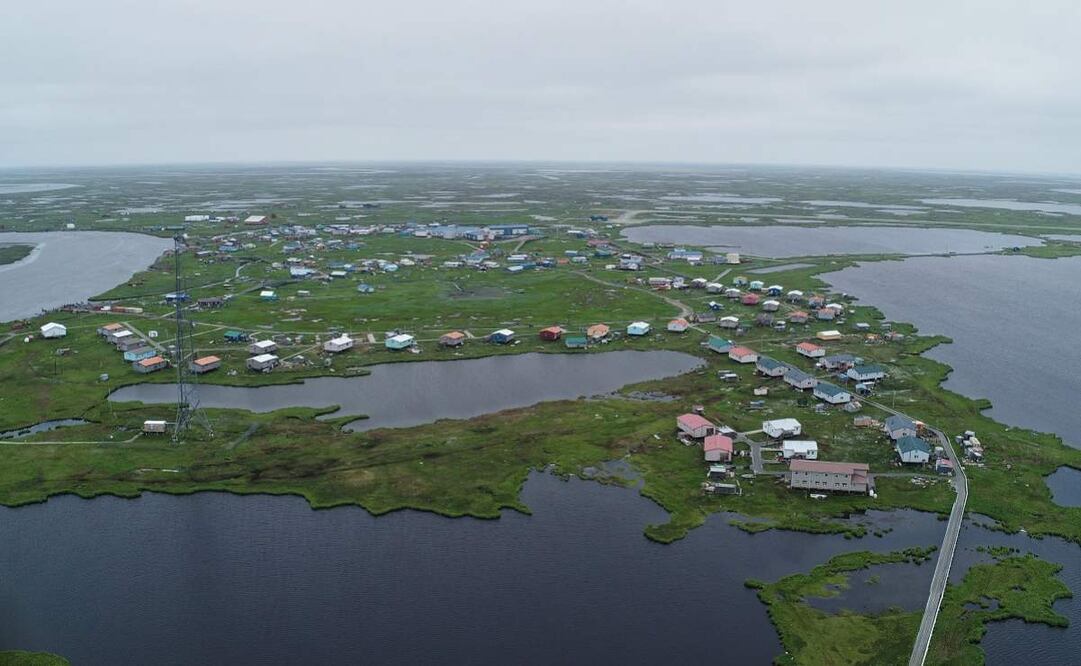 La aldea de Kipnuk, Alaska, vista desde un dron el 21 de junio del 2022, antes de que las inundaciones de 2024 y 2025 destruyeran muchas viviendas. Foto suministrada por el Servicio Geológico y Geofísica de Alaska. Foto: AP