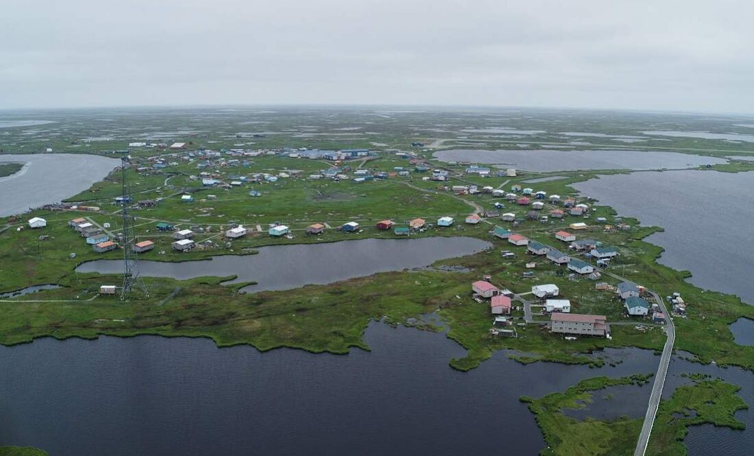 La aldea de Kipnuk, Alaska, vista desde un dron el 21 de junio del 2022, antes de que las inundaciones de 2024 y 2025 destruyeran muchas viviendas. Foto suministrada por el Servicio Geológico y Geofísica de Alaska. Foto: AP