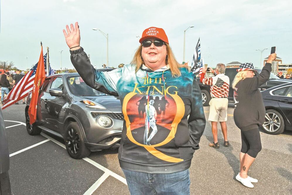 La teoría QAnon tiene buena aceptación entre los republicanos; en la imagen, una mujer con una sudadera —que lleva la Q del movimiento— durante un mitin a favor del presidente Donald Trump el 2 de octubre en Ronkonkoma, Nueva York. FOTOS: STEPHANIE KEITH.