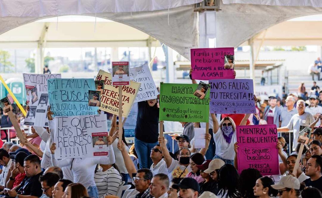 Al menos 30 personas, acudieron al evento de Claudia Sheinbaum en Mazatlán para exigir atención por sus familiares desaparecidos. La Presidenta les prometió atender sus demandas. Foto Hugo Salvador / EL UNIVERSAL