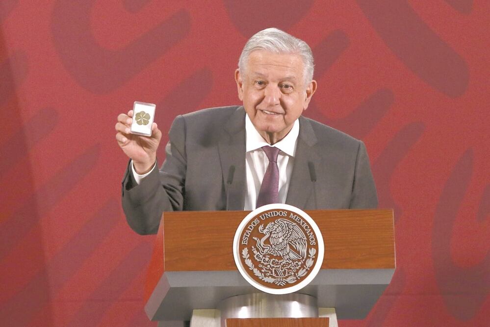 El presidente Andrés Manuel López Obrador mostró un trébol, que es parte de los amuletos que siempre carga para la buena suerte. Foto: CARLOS MEJÍA. EL UNIVERSAL