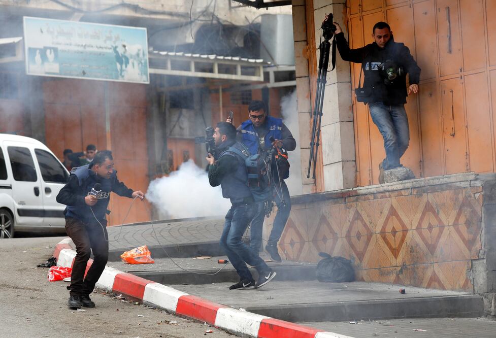 Periodistas trabajan durante los enfrentamientos entre palestinos y policías israelíes en la ciudad cisjordana de Hebrón. (FOTO: EFE/Abed Al Hashlamoun)