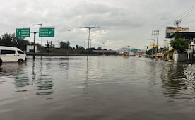 Lluvias dejan encharcamientos y daños en vialidades de Iztapalapa y Coyoacán; vehículos se ven afectados