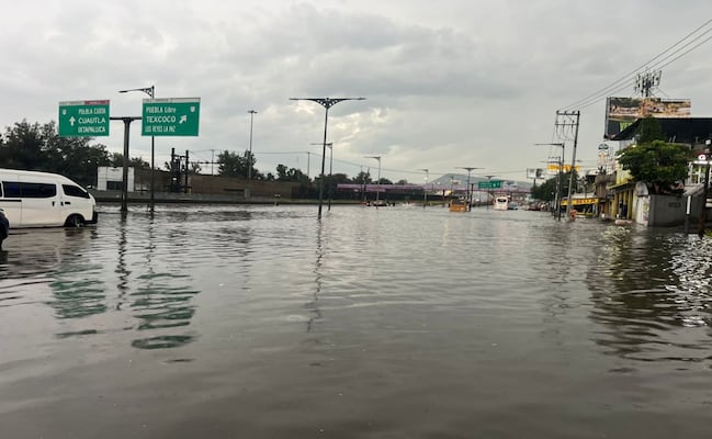 Lluvias dejan encharcamientos y daños en vialidades de Iztapalapa y Coyoacán; vehículos se ven afectados