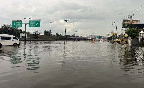 Lluvias dejan encharcamientos y daños en vialidades de Iztapalapa y Coyoacán; vehículos se ven afectados