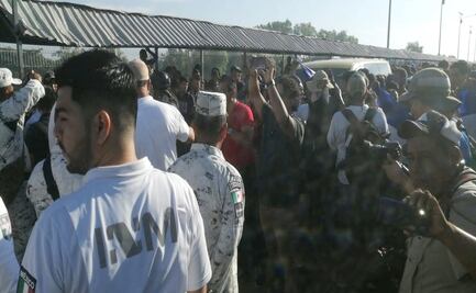 Migrantes intentan cruzar por la fuerza la frontera de México y Guatemala