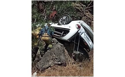 Conductor muere tras volcar y caer a barranca de 20 metros en Edomex