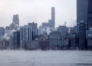 Gran tormenta de EU deja a miles de personas sin luz y sin poder volar