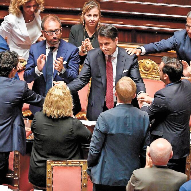 Giuseppe Conte, primer ministro italiano (centro), al final de su comparecencia en el Senado, en Roma. ETTORE FERRARI. AP