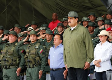 Maduro pide a militares "aceitar" fusiles frente a "amenazas" de EU