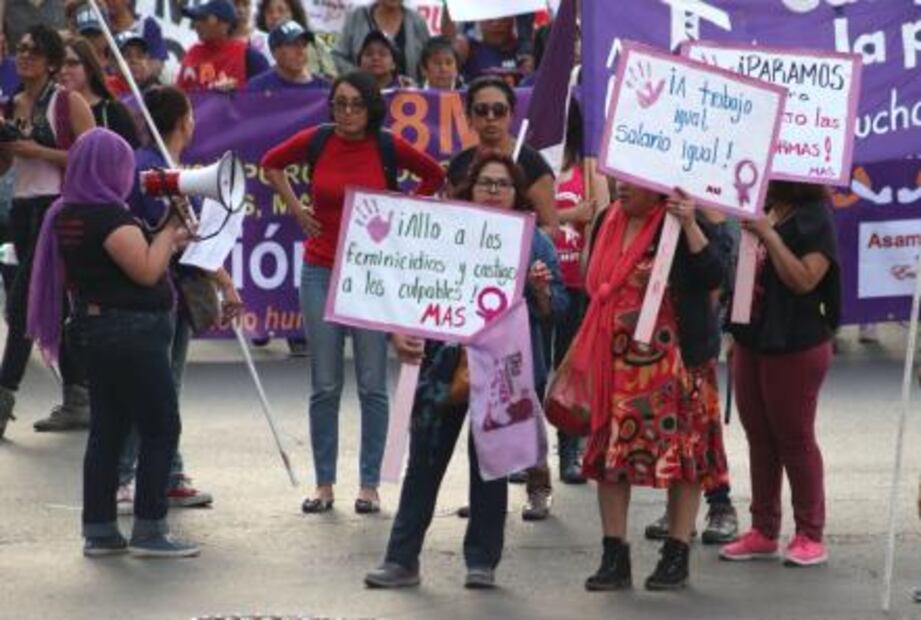 Mujeres exigen con marcha un alto a los feminicidios en México