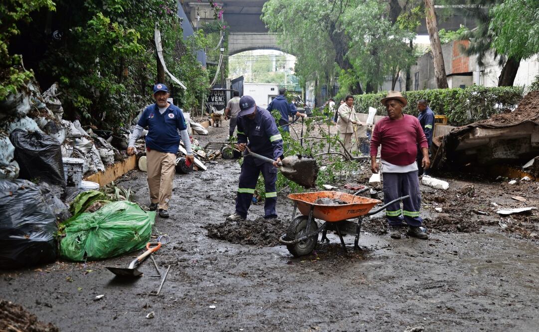 Cuadrillas del Gobierno capitalino realizaron la limpia del fraccionamiento y desazolve de las coladeras. Foto: Carlos Mejía EL UNIVERSAL