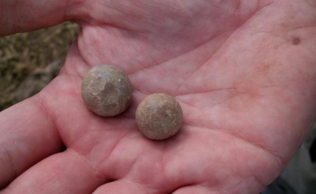 Balas de plomo de dos a tres centímetros de circunferencia fueron desenterradas del campo. FOTO: Facebook (Waterloo Uncovered)