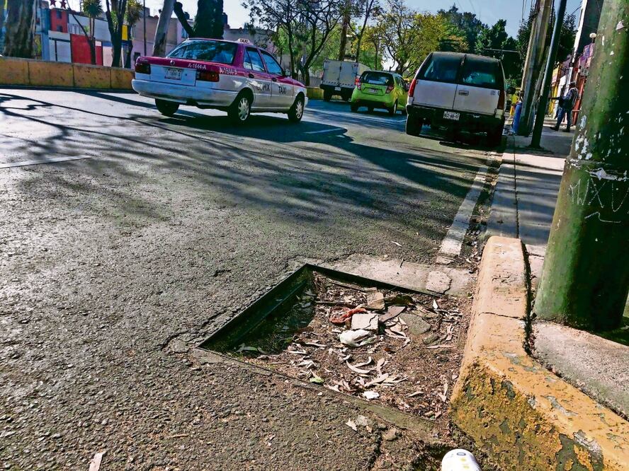 El robo de coladeras se castigaba con dos y hasta seis años de prisión, pero con la modificación ahora serán siete y pueden aumentar. Foto: Archivo/ EL UNIVERSAL