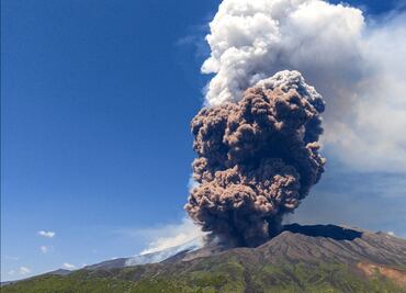 FOTOS: Así se vio la erupción del volcán Etna en Sicilia; columna de humo alcanza los 5 kilómetros