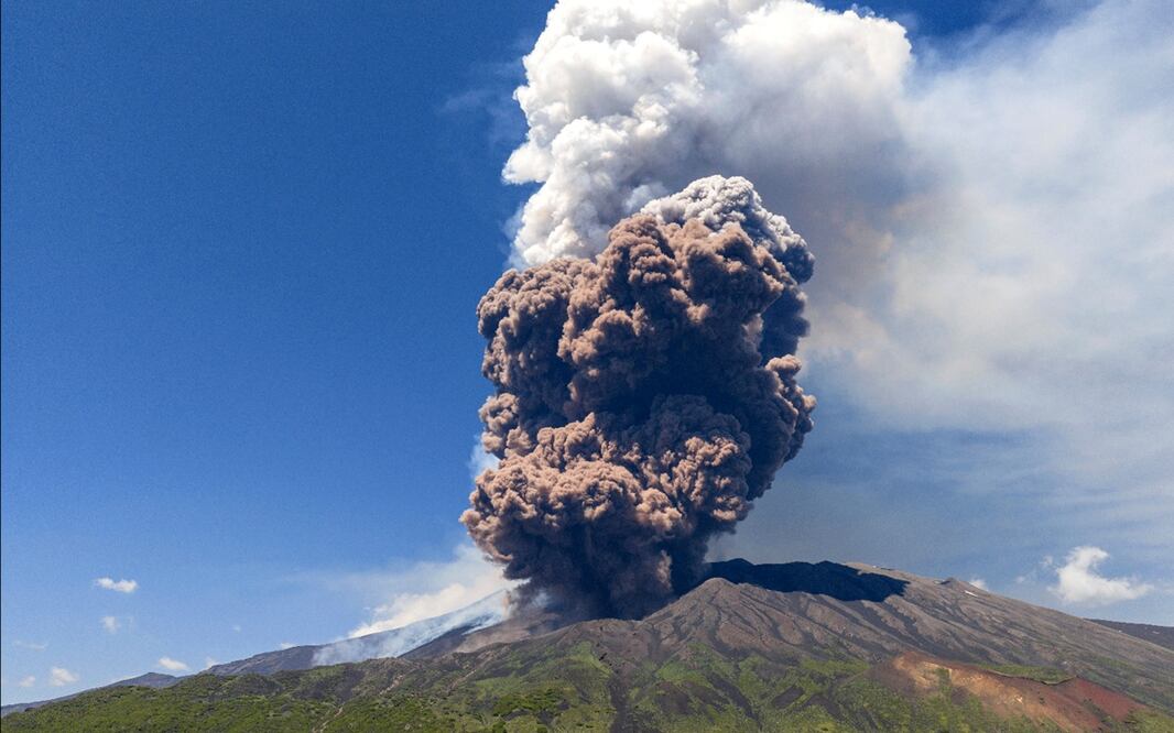 Una nube gris se elevó sobre el volcán ubicado en la isla de Sicilia. Foto: AP
