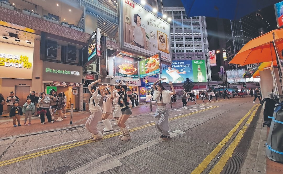 La actividad turística en esta época del año es clave en el territorio de Hong Kong. En su Museo de Historia (abajo, a la der.), resalta la resistencia ante la agresión japonesa de hace 80 años. Fotografía de Inder Bugarin