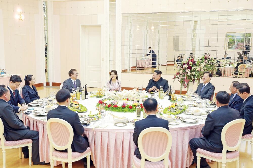 El presidente norcoreano, Kim Jong-un (atrás, al centro), durante su reunión de ayer con una delegación de funcionarios surcoreanos, en Pyongyang (XINHUA)