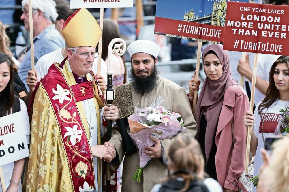En la ceremonia participaron el obispo de Southwark (izq.) y representantes de otras comunidades presentes en Londres (DANIEL LEAL-OLIVAS. AFP)