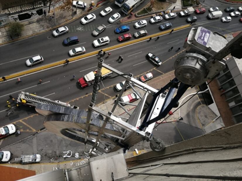 Colapsa andamio y trabajador queda “colgado” a 30 metros de altura en Nuevo León 