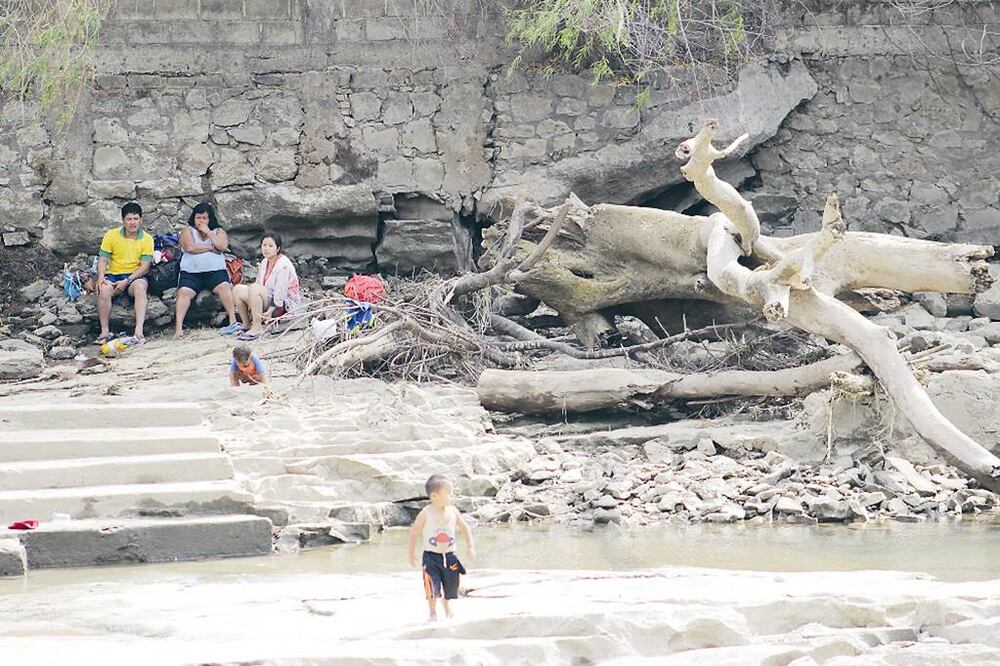 En las riberas del Grijalva es común ver a familias que han convertido en playa ese lugar ante el evidente descenso del cauce (JOSÉ CAMAS. EL UNIVERSAL)