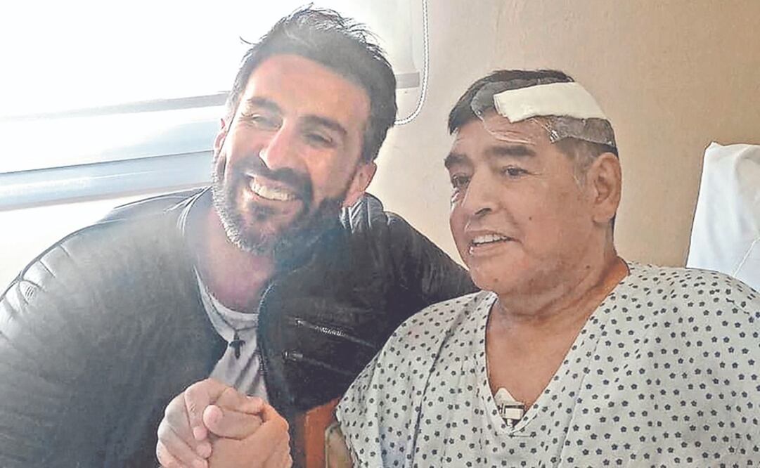 Diego Maradona estrechando la mano de su médico Leopoldo Luque en Buenos Aires el 11 de noviembre de 2020.  Foto: Archivo/EL UNIVERSAL 