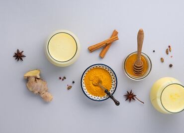 Prepara un latte con cúrcuma