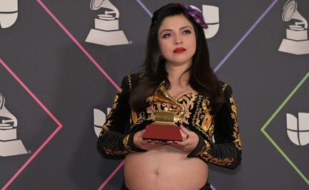 Así se confeccionó el traje de mariachi con bordados de úteros y vulvas de Mon Laferte