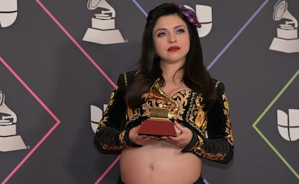 Así se confeccionó el traje de mariachi con bordados de úteros y vulvas de Mon Laferte