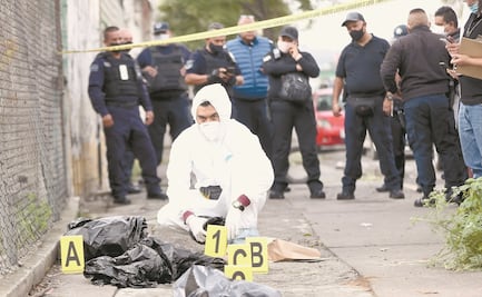 Dejan bolsas de restos humanos frente a penal de Barrientos