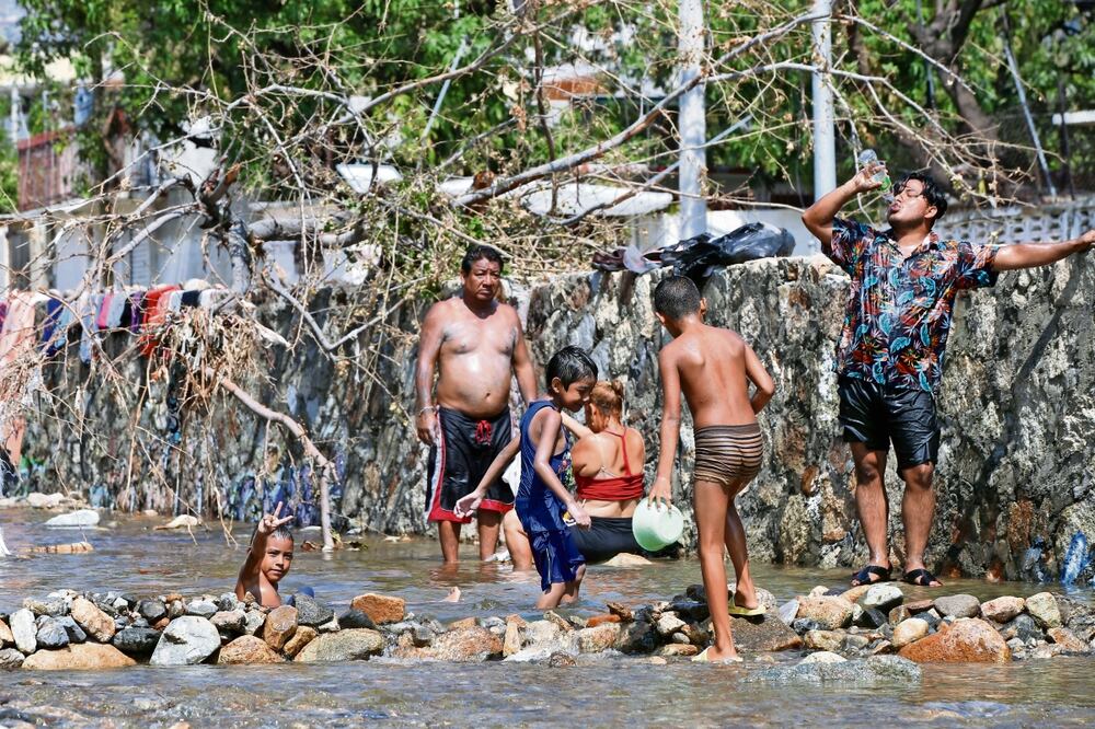 Decenas de personas se bañan y beben agua sin potabilizar en la ciudad de Acapulco. Foto: Valente Rosas/El Universal