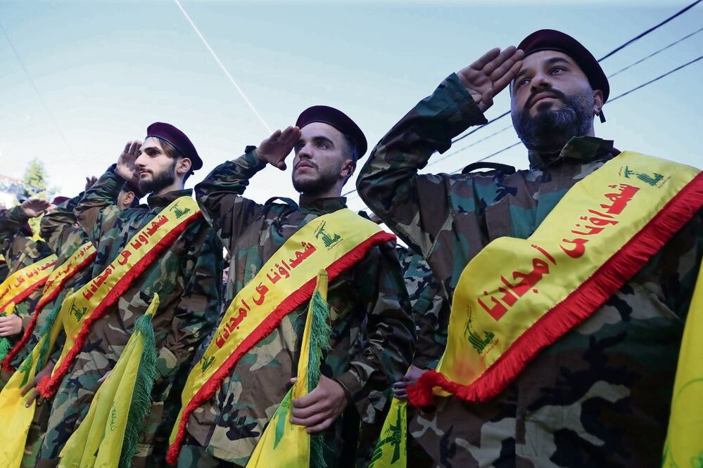 Miembros del movimiento chiita libanés Hezbolá, durante el funeral de un combatiente asesinado durante enfrentamientos transfronterizos con Israel. Foto: AFP