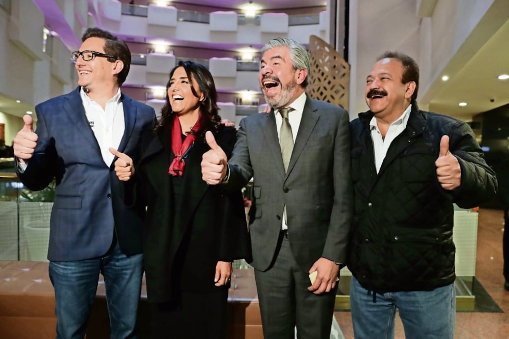 Hace seis años Alejandra Barrales vivió un momento diferente; ayer resultó ganadora de la encuesta y fue arropada por los perredistas (JUAN BOITES. EL UNIVERSAL)