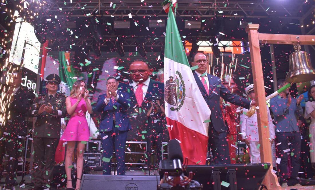 FOTOS Belinda y cónsul de México en Nueva York encabezan el primer Grito de Independencia en Times Square