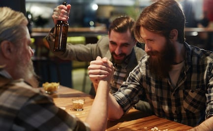 TikTok: Joven retó a suegro a un desafío frente a toda la familia y esto fue lo que sucedió