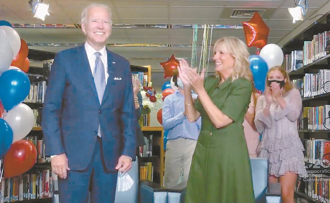 Joe Biden recibe los aplausos de su esposa Jill, y sus nietas, tras convertirse en el candidato oficial demócrata a la presidencia de EU. Foto: AFP