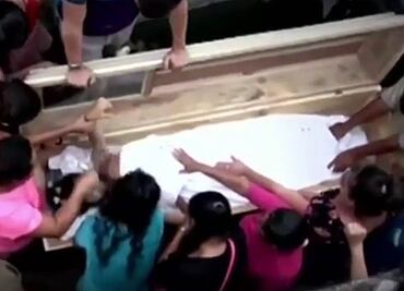 Joven embarazada es enterrada viva; despierta en ataúd