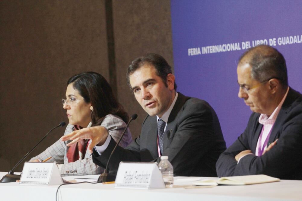 En la FIL de Guadalajara, Lorenzo Córdova, presidente del INE (centro), dijo que la insatisfacción con la democracia en el país es muy alta (JORGE MENDOZA. EL UNIVERSAL)