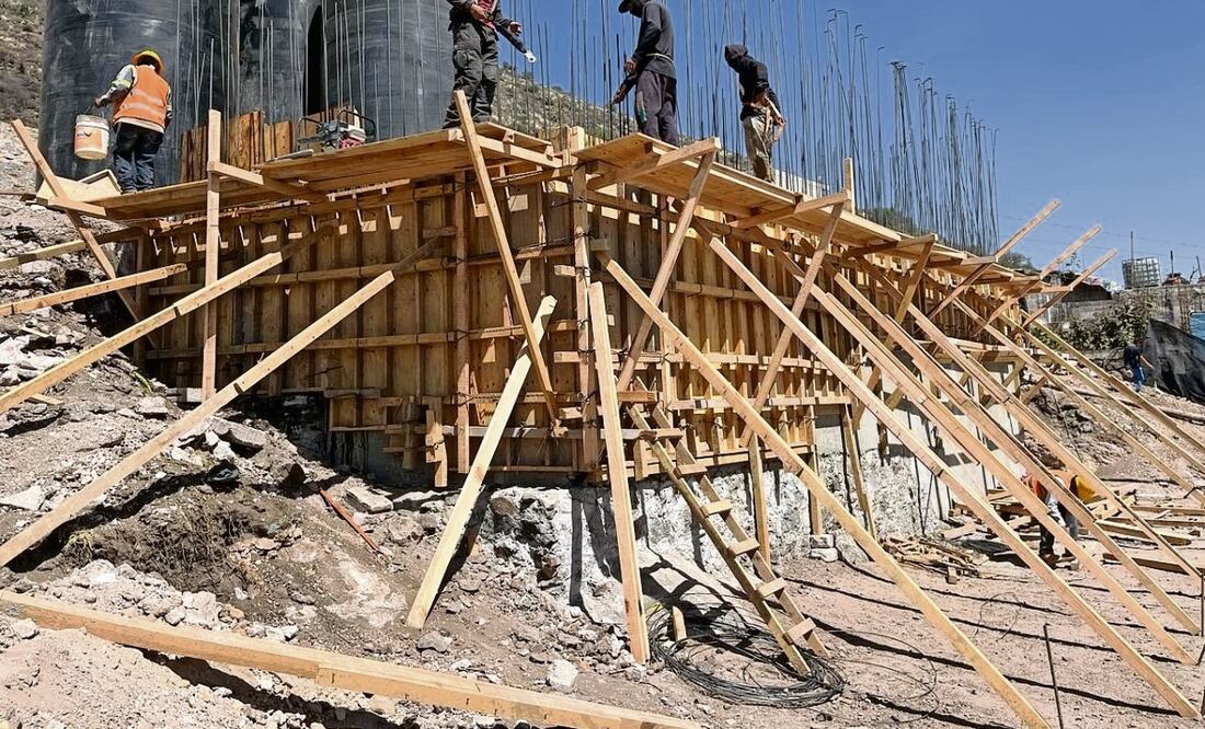 Personal de ODAPAS y de la CAEM construyeron un muro de contención para colocar los ocho tanques verticales que en las próximas semanas entrarán en funcionamiento y dotarán de agua a los habitantes de Chimalhuacán. Foto: de Emilio Fernández. El Universal