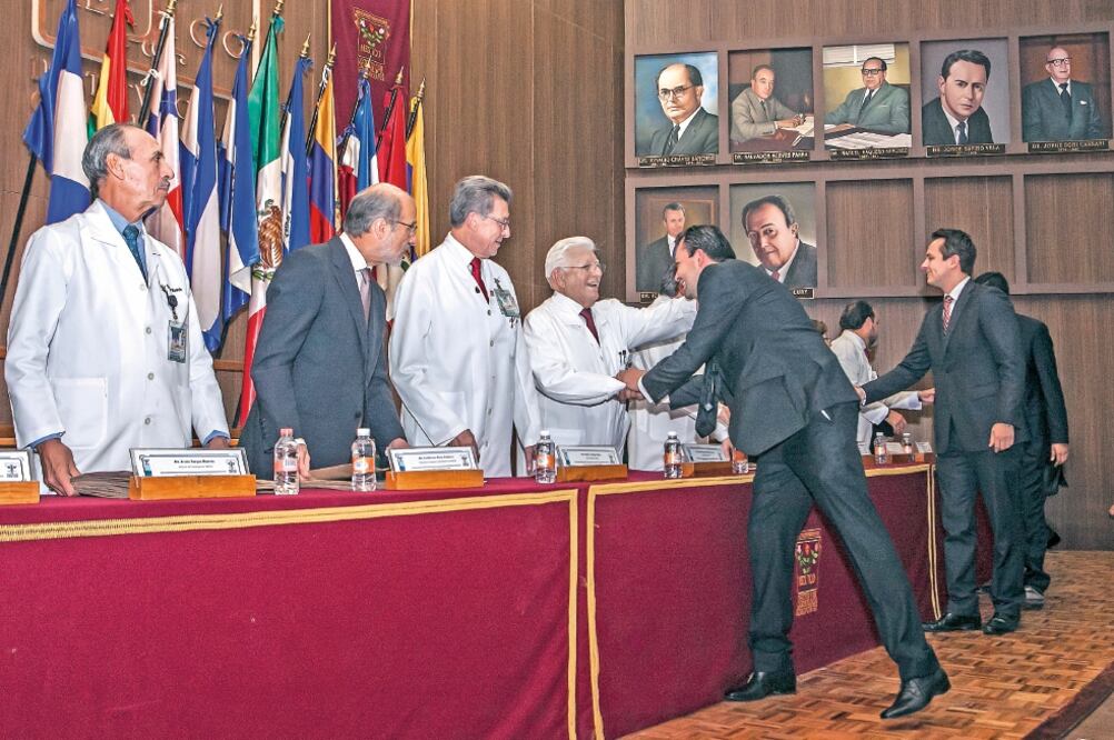 Aspecto de la ceremonia de entrega de diplomas y reconocimientos a egresados del Instituto Nacional de Cardiología Ignacio Chávez, que también recibió a 145 médicos que planean hacer su especialización (YADÍN XOLALPA. EL UNIVERSAL)